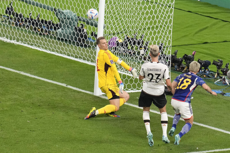 德國隊在23日分組賽第83分鐘後防出現漏洞，日本的淺野拓磨（藍色球衣者）趁機起腳射門，助日本以2比1反超。（美聯社）