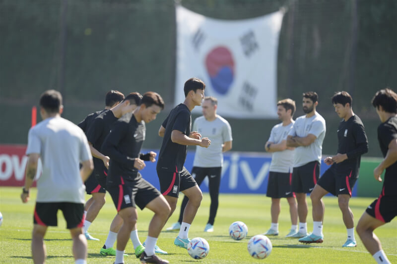 「紅魔」韓國隊卡達世界盃足球賽首戰將對上南美強權烏拉圭隊。圖為韓國隊23日訓練畫面。（美聯社）