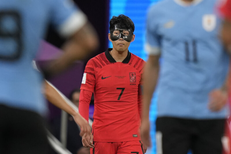 韓國國家隊隊長、前鋒球星孫興慜本月初在對決法甲馬賽時受傷，左眼周圍骨裂，他24日戴著黑色眼罩站上陣。（美聯社）