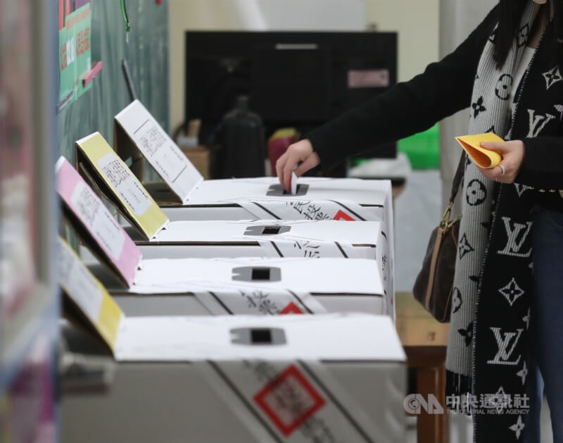 九合一選舉與18歲公民權修憲複決公投11月26日投開票。（中央社檔案照片）