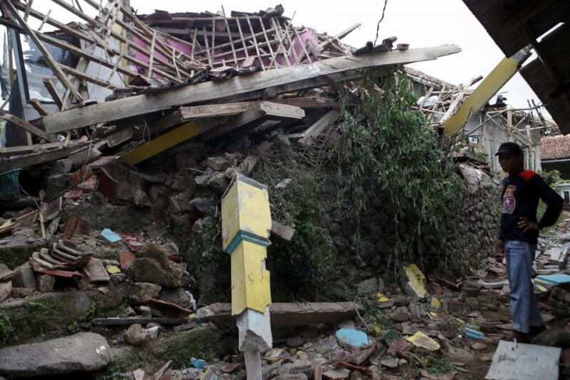 印尼西爪哇省21日發生強震，造成至少271人喪生。圖為當地一棟受損房屋。（路透社）