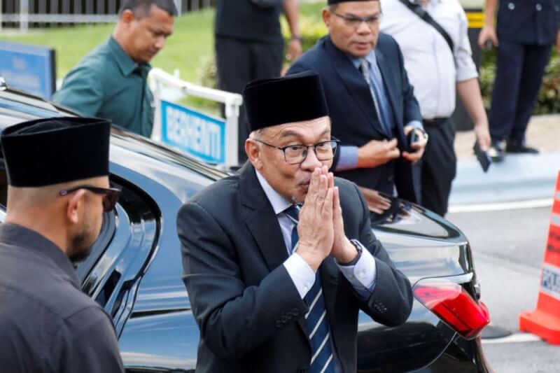 馬來西亞反對派領袖安華（前中）已被任命為首相，將在24日下午5時向國王宣誓後就職。（路透社）