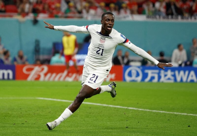 美國22歲小將維阿（圖）承載父親、賴比瑞亞總統喬治．維阿的夢想，披上美國隊戰袍出征卡達世界盃。（路透社）
