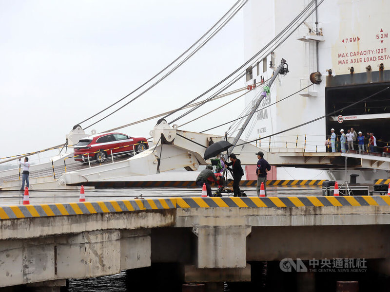 由越南汽車製造商VinFast生產的999輛智慧電動車25日緩緩開上停靠在海防港的貨輪，預計在20天後運到美國加州。中央社記者陳家倫海防攝  111年11月25日