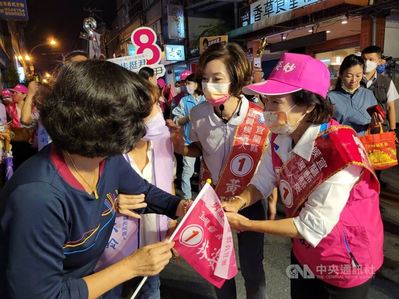 國民黨宜蘭縣長候選人林姿妙(前右)25日選前之夜在羅東鎮帶隊徒步掃街拜票,向選民握手尋求支持,呼籲民眾26日務必出門投票。中央社記者沈如峰宜蘭縣攝 111年11月25日