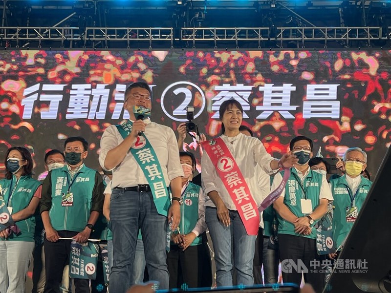 民進黨台中市長候選人蔡其昌(前左)25日晚間舉行「選前之夜X全城行動」造勢活動,他籲請大家26日務必出門去投票,一起迎接勝利。中央社記者郝雪卿攝 111年11月25日