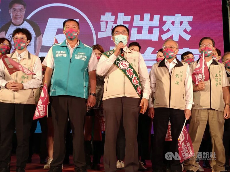 尋求連任的台南市長黃偉哲(前中),25日晚間在選前之夜造勢活動中為選情最後衝刺,全力鞏固民進黨大票倉。中央社記者張榮祥台南攝 111年11月25日