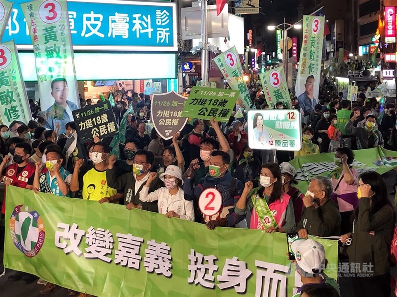 嘉義市傳統的「選前之夜」造勢遊行25日晚間熱鬧登場,儘管市長選舉延期投票,民進黨籍嘉義市長參選人李俊俋(前左4)仍帶領議員候選人到場造勢。中央社記者黃國芳攝 111年11月25日