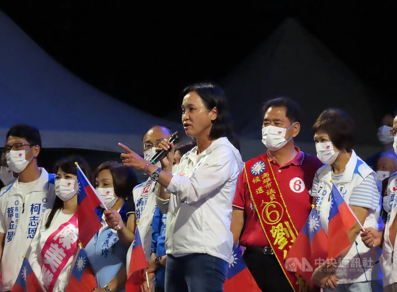 國民黨高雄市長候選人柯志恩（右3）25日舉辦選前之夜造勢活動，全力催票。柯志恩致詞時表示，她沒有人脈也沒有金脈，但是為了高雄的命脈，要力抗民進黨對手陳其邁。中央社記者曾以寧攝 111年11月25日