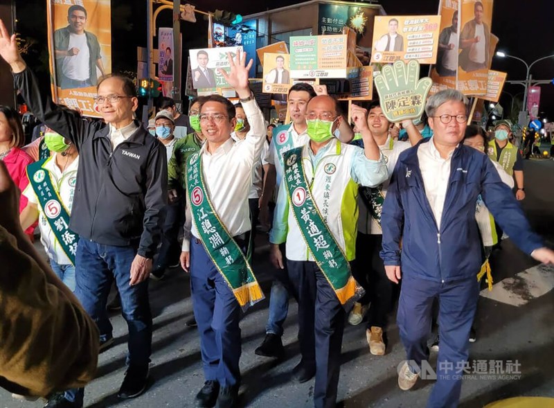 民進黨宜蘭縣長候選人江聰淵(前右3)25日選前之夜在羅東鎮徒步掃街拜票,爭取選民支持,立法院長游錫堃(前左)也到場相挺。中央社記者沈如峰宜蘭縣攝 111年11月25日