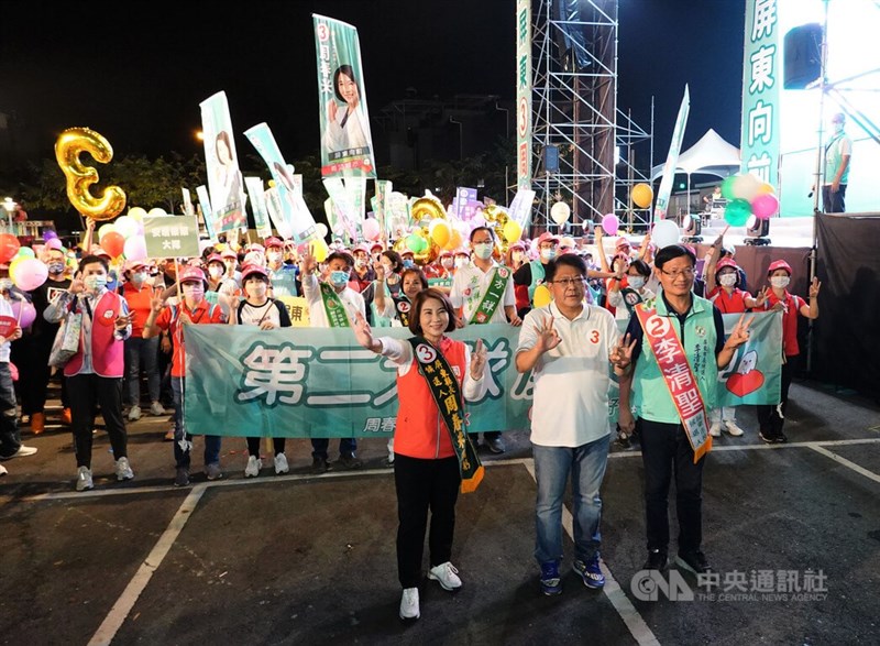 民進黨屏東縣長候選人周春米(前左)25日選前之夜舉辦大遊行,與屏東縣長潘孟安(前中)、同黨屏東市長候選人李清聖(前右)一起徒步繞行屏東市區,用歡樂嘉年華的形式向民眾致意。中央社記者李卉婷攝 111年11月25日
