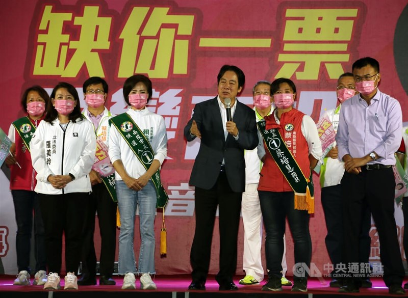 投票在即,民進黨南投縣長候選人蔡培慧(前右2)25日選前之夜在南投市舉辦感恩音樂會及掃街遊行活動,全力催票,副總統賴清德(前右3)、農委會主委陳吉仲(前右)等人出席站台。中央社記者蕭博陽南投縣攝 111年11月25日