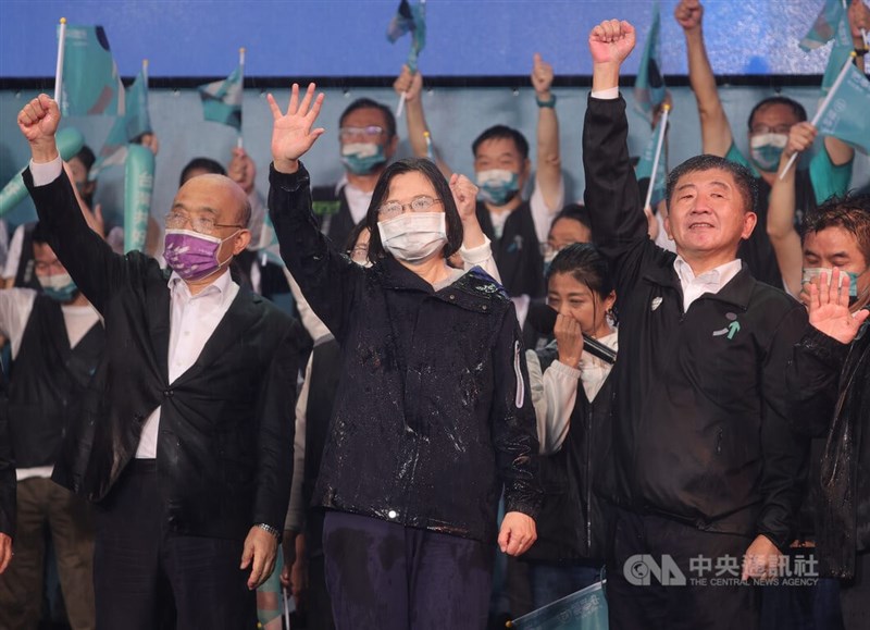 民進黨台北市長候選人陳時中(前右)25日晚間舉行「為台北挺身而出」選前之夜造勢晚會,身兼民進黨主席的總統蔡英文(前中)與行政院長蘇貞昌(前左)皆到場力挺,在雨中向台下支持者揮手致意。中央社記者謝佳璋攝 111年11月25日