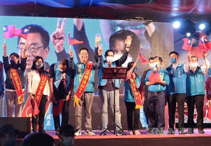 國民黨苗栗縣長候選人謝福弘(左4)25日選前之夜造勢活動,邀請前總統馬英九(左5)站台。中央社記者劉冠廷攝 111年11月25日