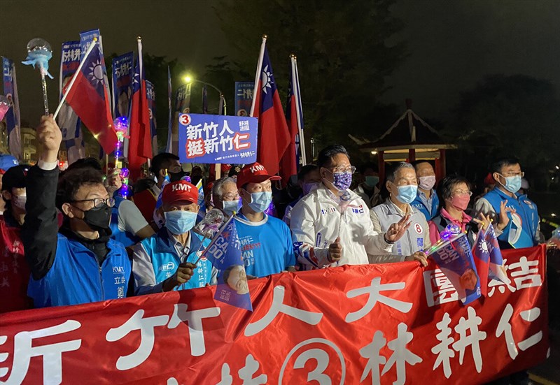 國民黨新竹市長候選人林耕仁(前左4)25日選前之夜舉辦大遊行,呼籲民眾用選票找回善良、改變新竹。(林耕仁競選團隊提供)中央社記者魯鋼駿傳真 111年11月25日