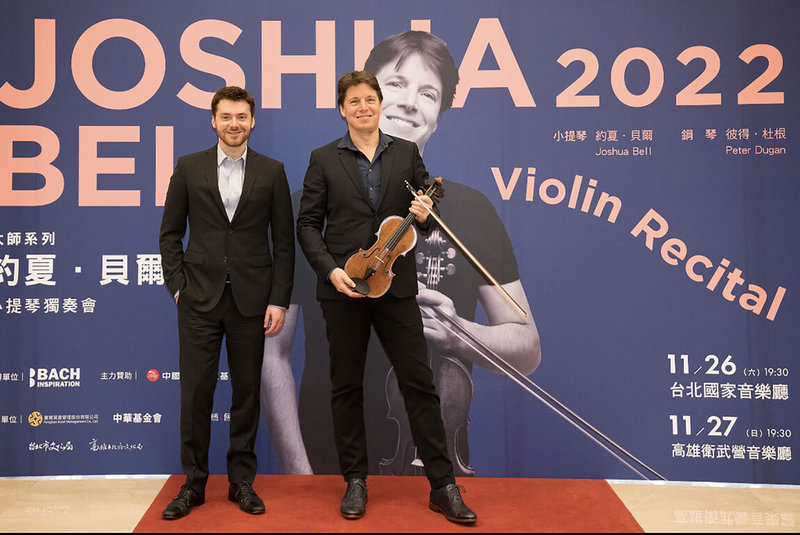 美國小提琴家約書亞．貝爾（Joshua Bell）（右）26日將在台北舉行小提琴獨奏會，27日轉戰高雄衛武營演出。左為將搭檔演出的鋼琴家彼得．杜根（Peter Dugan）。（巴哈靈感音樂文化協會提供）中央社記者趙靜瑜傳真  111年11月25日
