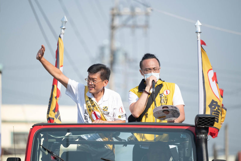 選前最後衝刺，時代力量屏東縣長候選人詹智鈞（左）進行車隊掃街拜票，25日下午到萬丹、新園、東港等鄉鎮，晚間則回到屏東市區。（詹智鈞競選總部提供）中央社記者李卉婷傳真 111年11月25日