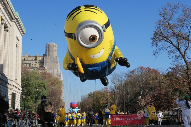 第96屆梅西百貨感恩節遊行24日登場，動畫「小小兵」角色史都華巨型氣球首次亮相。中央社記者尹俊傑紐約攝 111年11月25日