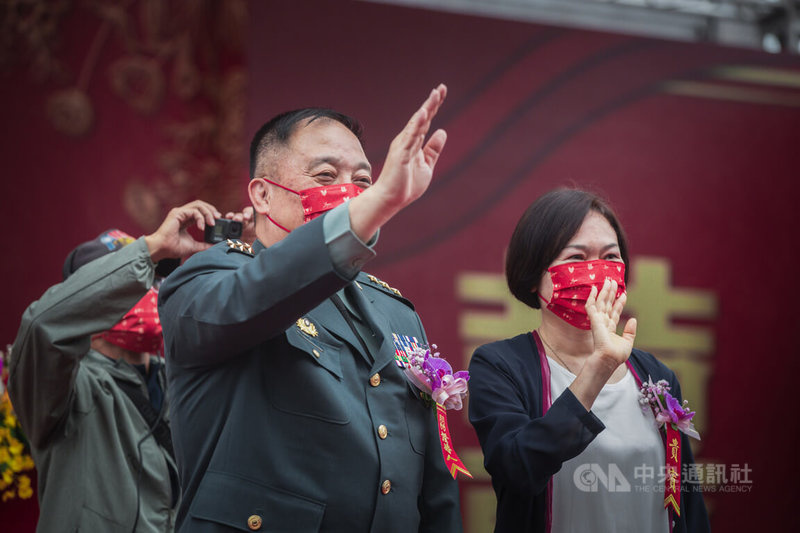 陸軍司令部25日舉行聯合婚禮，陸軍司令徐衍璞上將（左）在場與新人揮手。中央社記者游凱翔攝  111年11月25日