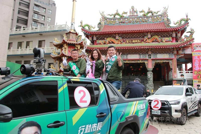 民進黨台中市長候選人蔡其昌（左）25日在立委林靜儀（中）等人陪同下，在烏日區登上選舉戰車掃街拜票，全力爭取選民支持。中央社記者蘇木春攝  111年11月25日