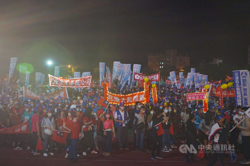 九合一選舉26日將投票,國民黨花蓮縣黨部25日晚間選前之夜循往例在市區舉辦「榛愛花蓮 幸福城市–全民團結大遊行」,各社團、組織集結力挺。中央社記者張祈攝 111年11月25日