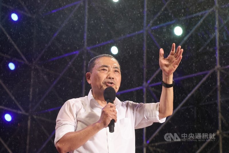 國民黨新北市長候選人侯友宜25日晚間出席選前之夜造勢晚會，頂著雨在台上懇求民眾支持。中央社記者趙世勳攝 111年11月25日