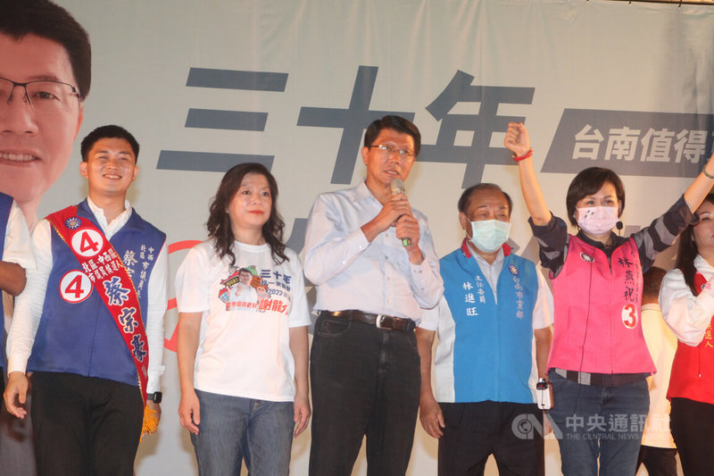 九合一選舉26日投票，國民黨台南市長候選人謝龍介（左3）25日晚間在東區小東公園舉辦選前之夜造勢活動，呼籲選民用選票改變台南。中央社記者楊思瑞攝  111年11月25日