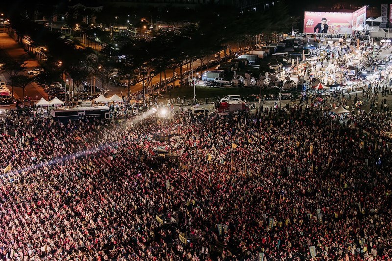 民進黨高雄市長候選人陳其邁的選前之夜造勢活動25日晚間在鳳山區舉行,現場湧入大批支持者,場面聲勢相當浩大。 (陳其邁競選總部提供)中央社記者董俊志傳真 111年11月25日