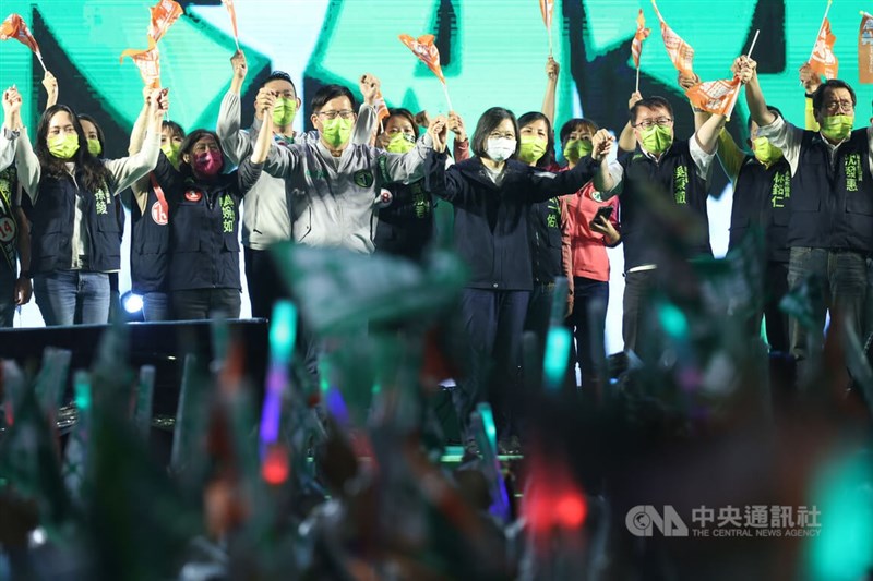 身兼民進黨主席的總統蔡英文(前右3)25日晚間現身新北市板橋區,出席民進黨新北市長候選人林佳龍(前右4)的造勢活動,為林佳龍站台催票。中央社記者吳家昇攝 111年11月25日