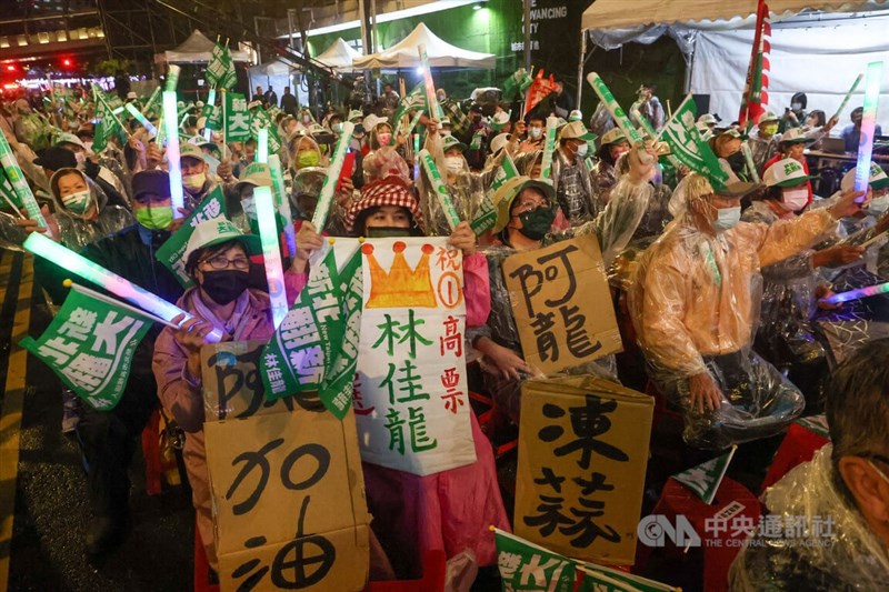 民進黨新北市長候選人林佳龍25日晚間在板橋舉行「新北大翻新—板橋勝選之夜」造勢晚會,許多民眾不畏風雨、自製看板到場,熱情為林佳龍加油打氣。中央社記者吳家昇攝 111年11月25日