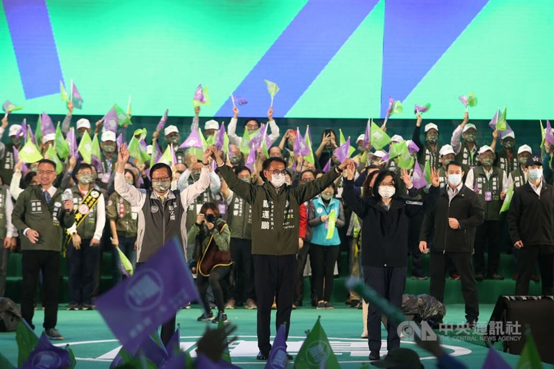 民進黨桃園市長候選人鄭運鵬(前中)25日晚間舉辦選前之夜大型造勢活動,身兼民進黨主席的總統蔡英文(前右)到場站台,眾人攜手呼籲選民26日務必出來投票。前左為桃園市長鄭文燦。中央社記者葉臻攝 111年11月25日