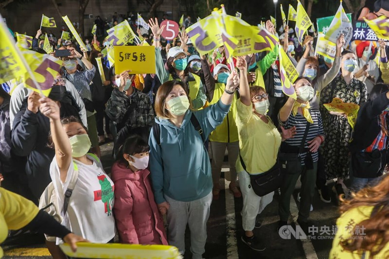 九合一選舉投票在即,民進黨新竹市長候選人沈慧虹25日選前之夜舉行「光榮新竹5你5我」大遊行造勢活動,吸引不少支持者響應,搖旗吶喊熱情參與。中央社記者王騰毅攝 111年11月25日