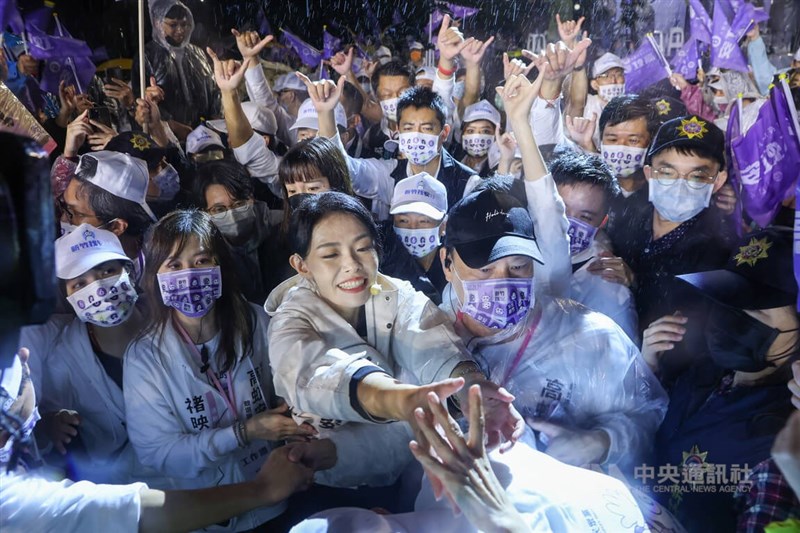 九合一選舉選前之夜,民眾黨新竹市長候選人高虹安(前左3)25日在新竹孔廟前廣場舉行造勢晚會,高虹安大進場時受到支持者熱情歡迎,高虹安也伸手向民眾致意。中央社記者王騰毅攝 111年11月25日