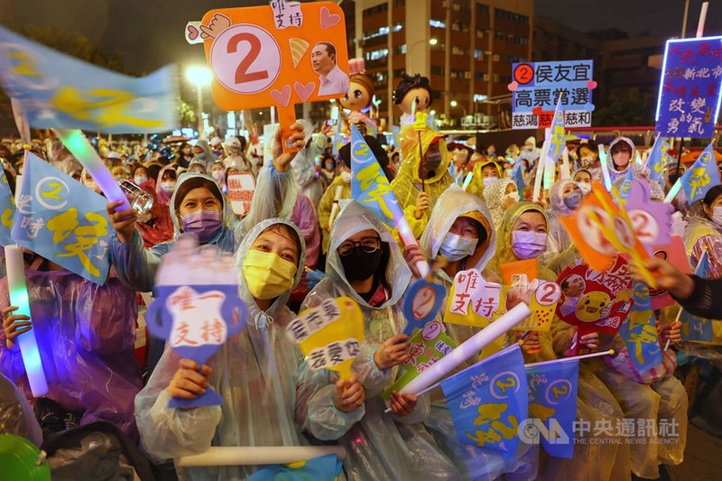 國民黨新北市長候選人侯友宜25日在板橋舉辦「明天以民為天健康快樂友希望–侯友宜選前之夜」大型造勢活動,由於天氣不穩定,大批人潮身穿雨衣到場相挺,支持熱情則不受影響。中央社記者趙世勳攝 111年11月25日