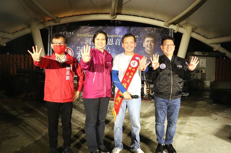 國民黨竹北市長候選人林為洲(右2)25日選前之夜舉辦感恩音樂會,前國民黨立委徐欣瑩(左2)及國民黨立委林思銘(右)、鄭正鈐(左)也現身力挺。(林為洲競辦提供)中央社記者郭宣彣傳真 111年11月25日