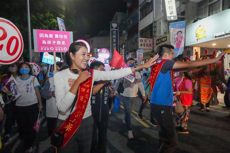 國民黨南投縣長候選人許淑華(前左)25日選前之夜全力催票,帶隊以徒步掃街方式全力爭取選民支持,也獲鄉親朋友熱情回應。(許淑華團隊提供)中央社記者蕭博陽南投縣傳真 111年11月25日