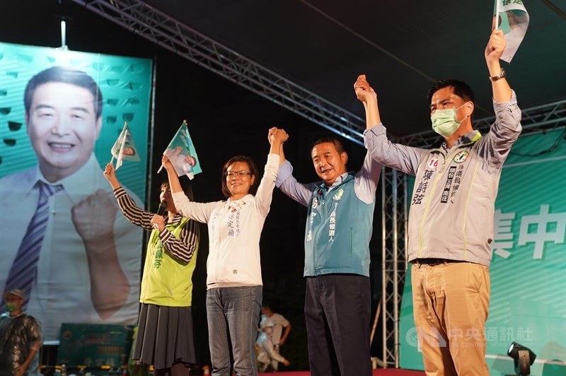 民進黨苗栗縣長候選人徐定禎(右2)25日晚間在頭份市競選總部外舉行「守護苗栗平安夜音樂會」,與妻子(左2)一起請託選民支持。中央社記者徐肇昌攝 111年11月25日