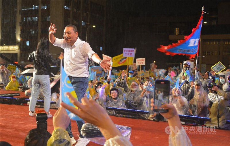 國民黨新北市長候選人侯友宜(前左)25日晚間在板橋第一運動場前廣場舉辦選前之夜,侯友宜登台後在雨中帶領大家一起大跳「友宜舞」。中央社記者黃旭昇新北市攝 111年11月25日