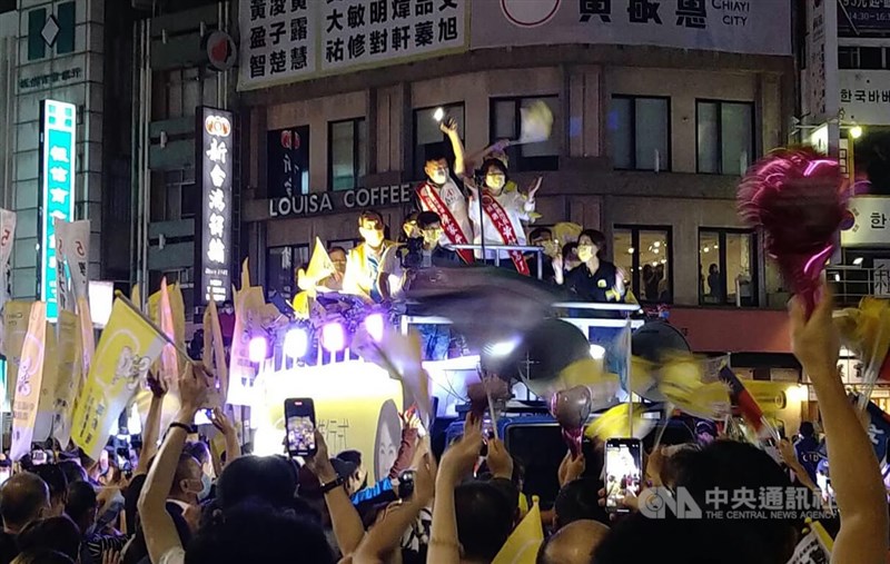 嘉義市傳統的「選前之夜」造勢遊行25日晚間在中山路登場,尋求連任的國民黨籍市長黃敏惠(車上前右白衣者)也在場造勢,全力催票。中央社記者黃國芳攝 111年11月25日