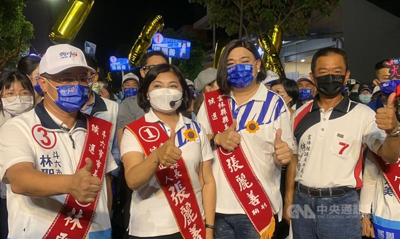 國民黨雲林縣長候選人張麗善(前左2)及斗六市長候選人林聖爵(前左)力拚連任,25日選前之夜帶隊在斗六徒步掃街,全力催票,藝人白雲(前左3)還特別扮成張麗善的模樣到場相挺。 中央社記者姜宜菁攝 111年11月25日