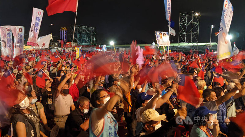 國民黨高雄市長候選人柯志恩25日晚間舉行選前之夜大型造勢活動，主題定為「市民之夜」，盼讓市民來做高雄的最大咖，現場支持者熱情揮舞國旗表達支持。中央社記者曾以寧攝 111年11月25日