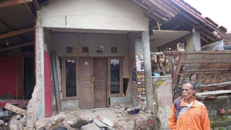 印尼西爪哇省21日發生規模5.6淺層地震，導致許多房屋倒塌，震後第5天仍餘震不斷。中央社記者李宗憲西爪哇攝 111年11月25日