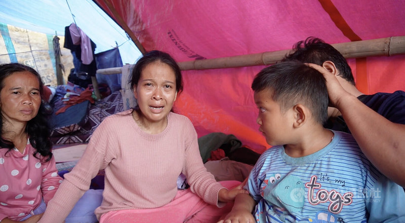 家住印尼西爪哇的孕婦英德亞（Indri Rahmawati）出門買零食遇到地震遭活埋，英德亞的母親（左）、姊姊（中）、兒子（右）無法接受天人永隔的悲痛。中央社記者李宗憲西爪哇攝 111年11月25日