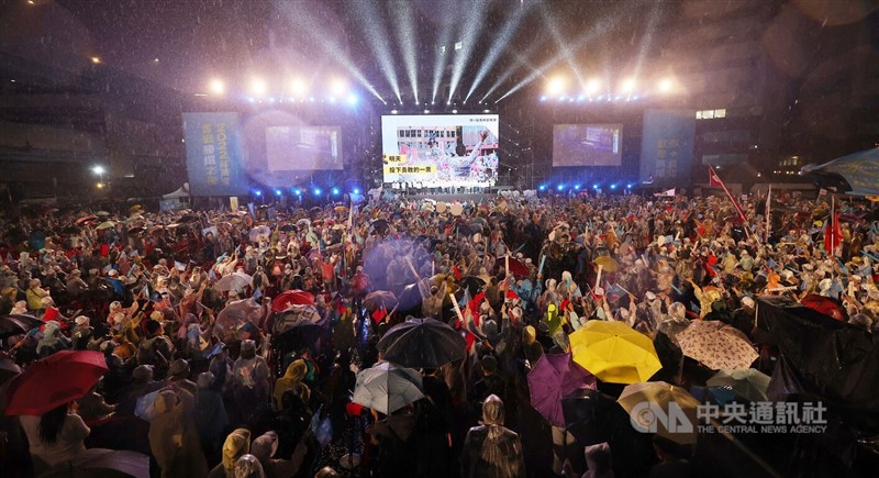 投票在即,國民黨台北市長候選人蔣萬安「奮戰勝選之夜」25日晚間在台泥松山廠旁停車場盛大舉行,台下支持者在蔣萬安登台後熱情呼應,表達支持。中央社記者張新偉攝 111年11月25日