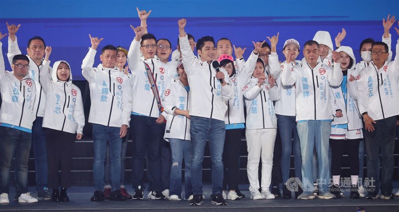 國民黨台北市長候選人蔣萬安(前中)25日晚間在眾人簇擁下登上造勢活動舞台,蔣萬安與黨籍市議員候選人一同高喊「凍蒜」等口號。中央社記者張新偉攝 111年11月25日