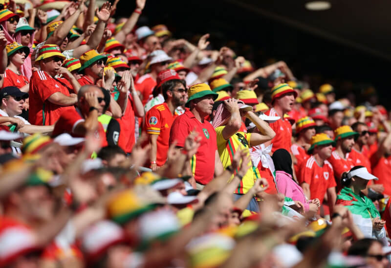 威爾斯足球協會25日表示，國際足球總會已證實，觀看卡達世足賽的球迷可以把彩虹帽子和彩虹旗幟帶入球場。圖為威爾斯隊球迷們戴著紅黃綠三色漁夫帽。（路透社）