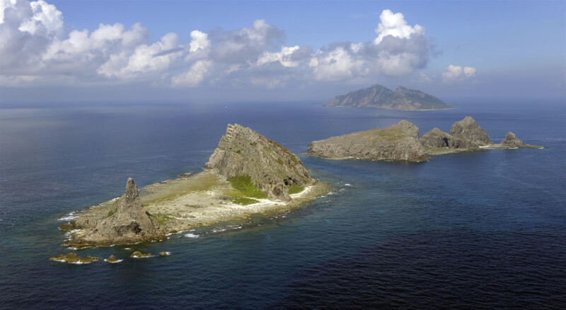 日本觀察到配有大型機砲的中國海警船，25日上午航行在釣魚台列嶼（圖）海域。（共同社）