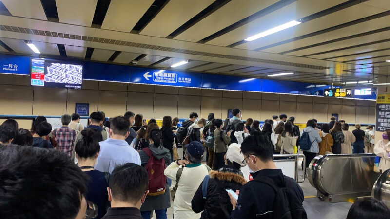 台北捷運府中站25日上午系統異常，板橋站往台北方向出現大量人潮。（民眾黃小姐提供）中央社記者黃旭昇新北傳真。111年11月25日