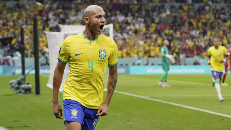 世界盃足球賽巴西24日對戰塞爾維亞，巴西選手理查利森進球後慶祝。（美聯社）
