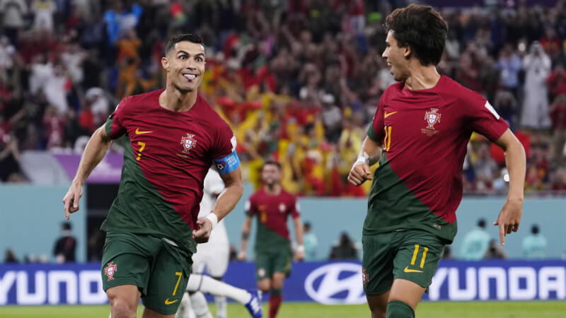 世足賽葡萄牙與迦納24日對戰，C羅（前左）進球後與隊友慶祝。（美聯社）